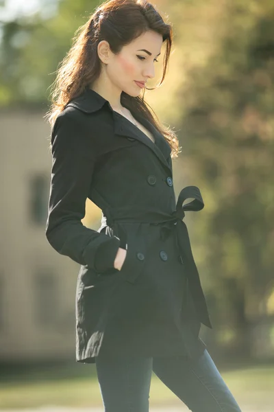 Harika vintage kadın uzak trençkot seyir zaman düşmek