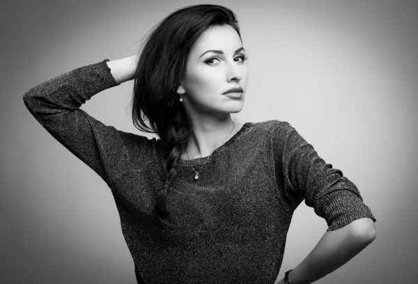 Güzel model saç b&w dokunmadan kameraya bakıyor