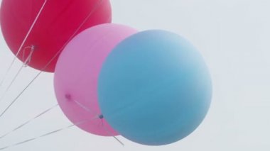 Renkli büyük balonlar ile havadaki uçan gökyüzü closeup temizleyin
