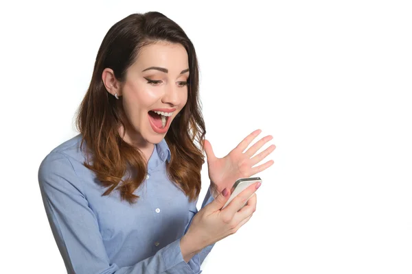 Sms mesajý okuma mutlu reaksiyonu ile bir telefon tutarak kadın