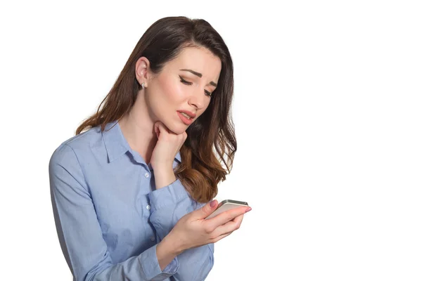 Neklidné žena čte špatné zprávy na telefonu dotýká hlavu v mi — Stock fotografie