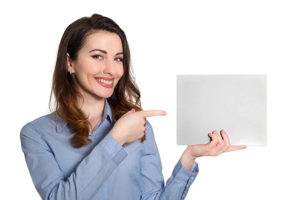 Mavi gömlekli boş parçası işaret olumlu gülümseyen kadın