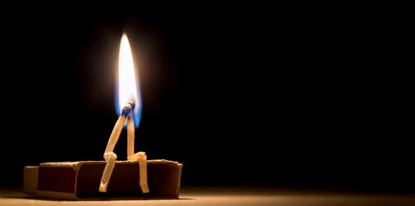 iki kibrit kutusu karanlıkta birlikte oturan yanan eşleşir