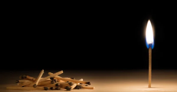 Yanmış maçlar bir kibriti önünde bırakmasını yığını