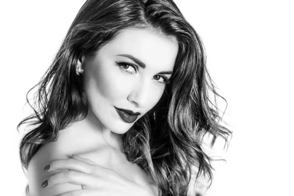 Siyah beyaz portre sevimli kadının omuz portre dokunmadan