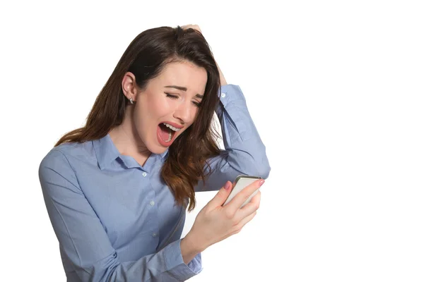 Ουρλιάζοντας κυρία ανάγνωση κειμένου στο κινητό τηλέφωνο που αγγίζει το κεφάλι της στο — Φωτογραφία Αρχείου