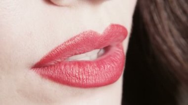 Makro Dudak yalama ile ısırmak öpmeye kadının dil kırmızı ruj