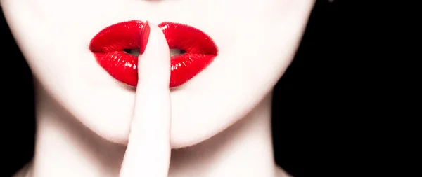Macro van lippen met rode lippenstift en bedrijf vinger op mond show — Stockfoto