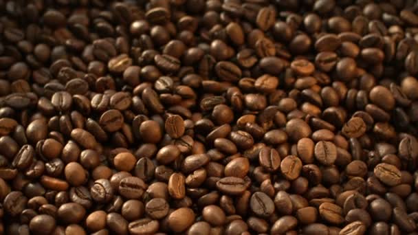 Kaffeebohnen fliegen in Zeitlupe 1500fps — Stockvideo