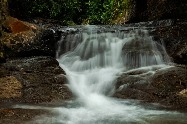 Waterfall Flowing Middle Rocks — Stock Photo, Image