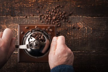 Ahşap masa kahve öğütme