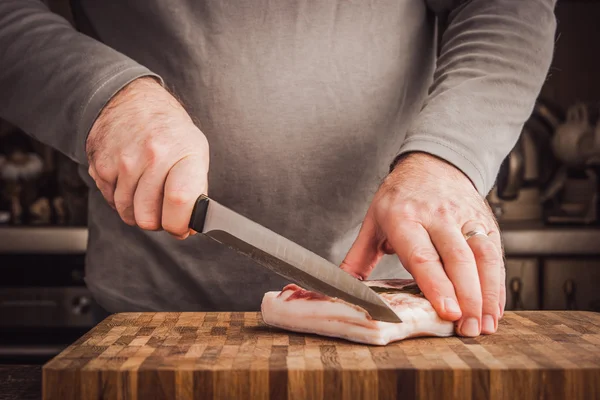 Hombre cortando manteca — Foto de Stock