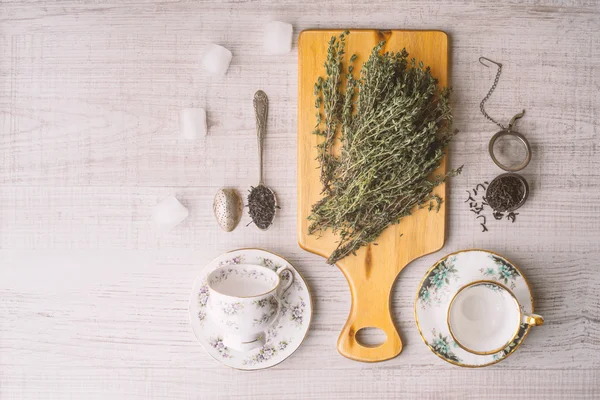 Te forberedelse sæt med urter top visning - Stock-foto