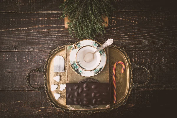 Conjunto de chá com ervas e chocolate na vista superior da mesa de madeira — Fotografia de Stock