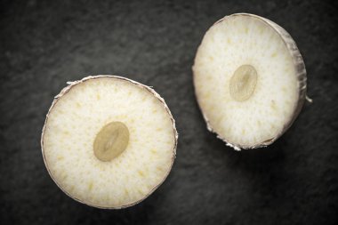 Siyah taş masa üstü görüntüsü üzerinde yarısında sarımsak kes