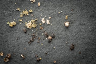 Siyah taş masa üstü üzerinde ezilmiş biber görüntülemek