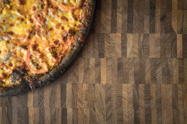 Massa de pizza preta na mesa de madeira — Fotografia de Stock