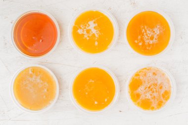 Su bardağı bal ahşap bir masa üzerinde