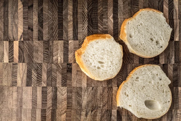 Порежьте ломтики хлеба на столе — стоковое фото