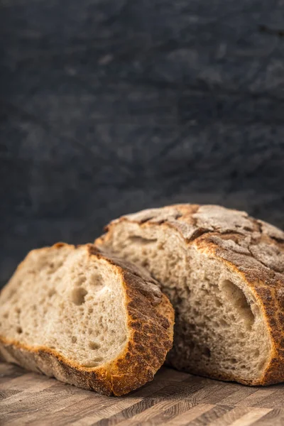 Metà del pane di segale e un pezzo sul tavolo — Foto Stock