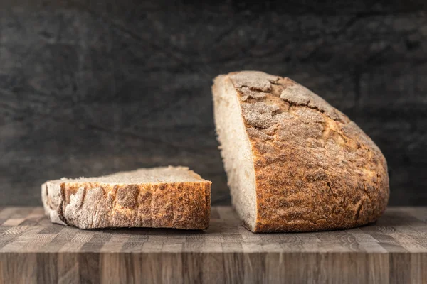 Metà del pane di segale e un pezzo sul tavolo — Foto Stock