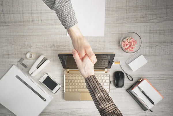 Office üstten görünüm sözleşme oluşumu