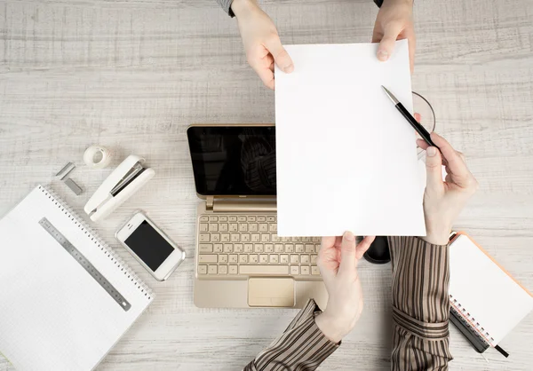 Ondertekening van het document in de office-bovenaanzicht — Stockfoto