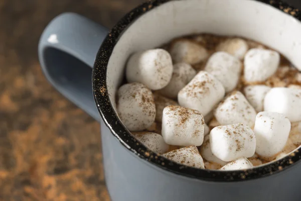 Tasse Kakao mit Marshmallows auf dem Steintisch — Stockfoto