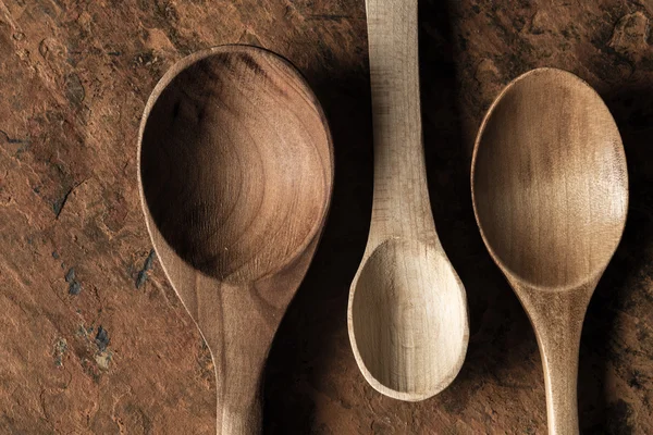 Cucchiai di legno impostato sullo sfondo di pietra — Foto Stock