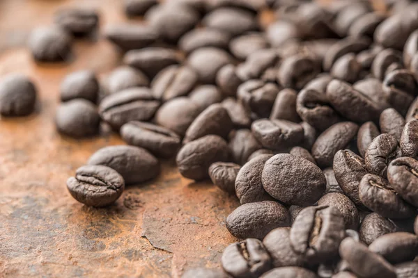 Kaffeebohnen auf einem Metalltisch — Stockfoto