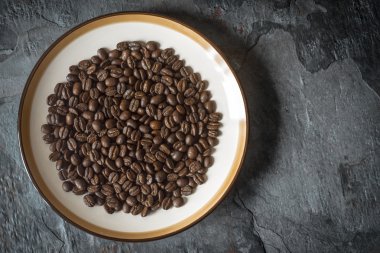 Kahve çekirdekleri Taş Masa üstü plaka üzerinde göster