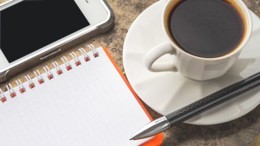 Kahve molası taş masaya ayarla