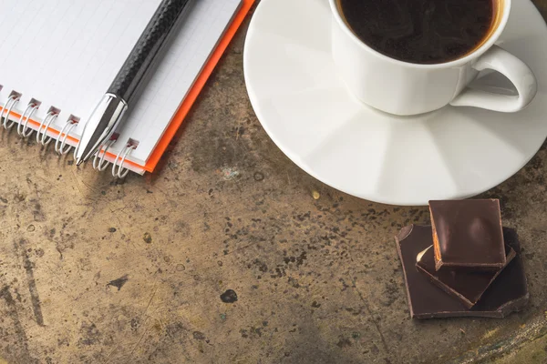 Xícara de café com chocolate e notebook — Fotografia de Stock