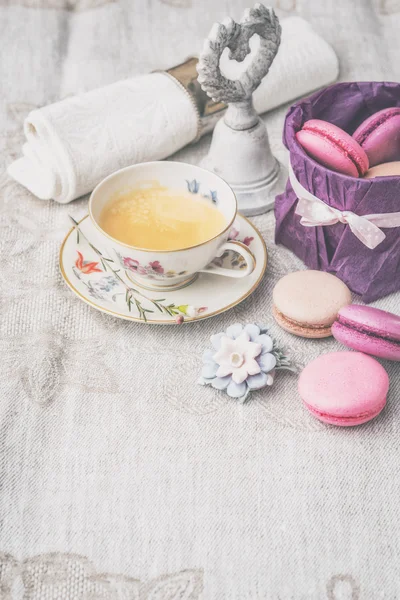 Taza de café con dulces y decoraciones verticales —  Fotos de Stock