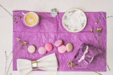 Kahve macaroons ve dekorasyon mor kağıt üzerinde