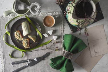 Masa üstü görüntüsü üzerinde yeşil süslemeleri ile pasta