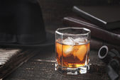 Whisky mit Pfeife, Hut und Zeitung horizontal