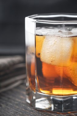 Ahşap tablo dikey buzlu viski