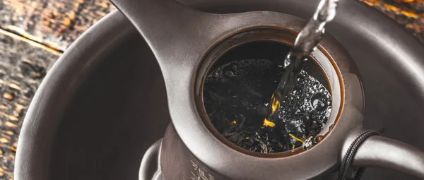 Пивоварение чай в чайник широкий экран — стоковое фото