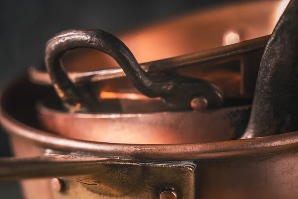 Copper pots and pans close-up — Stock Photo, Image