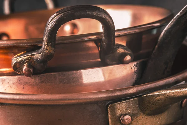 Copper pots and pans horizontal — Stock Photo, Image
