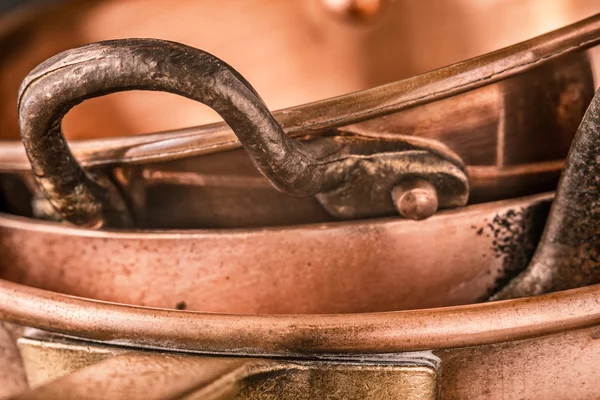 Koperen potten en pannen achtergrond close-up — Stockfoto