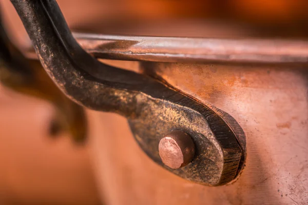 ハンドルのクローズ アップと銅鍋 — ストック写真