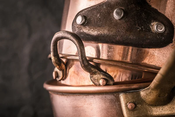 Set of copper pots and pans horizontal — Stock Photo, Image