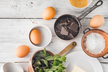 Beyaz masa üstü görünümünde çikolatalı fondan için madde