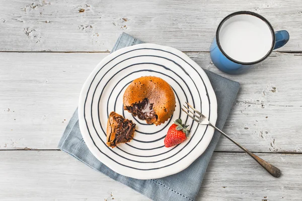 딸기와 우유 평면도와 세라믹 접시에 초콜릿 퐁 당 — 스톡 사진