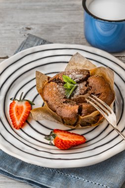 Çilek, nane ve süt dikey ile Çikolatalı fondan