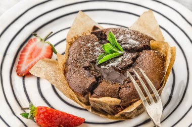 Çilek ve nane yatay ile Çikolatalı fondan