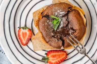 Çilek ve seramik tabak üstten görünüm nane çikolatalı fondan