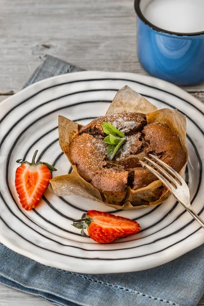 Çilek, nane ve süt dikey ile Çikolatalı fondan